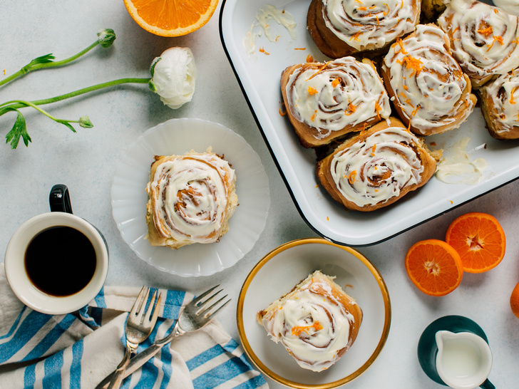Завтрак по-королевски: простой рецепт апельсиновых булочек с корицей, которые сметут со стола за секунду