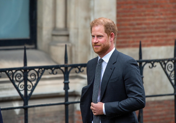 Принц Гарри заявил, что королевская семья скрывала от него прослушку телефона