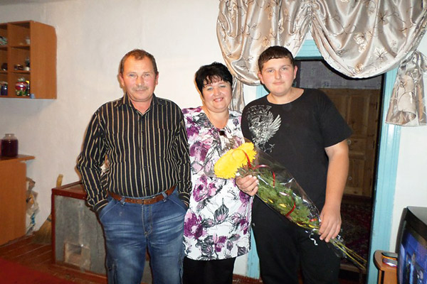 Благодаря певице Леша абсолютно здоров (на фото – с родителями. Ноябрь 2013 года)