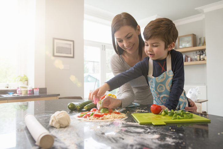 От 2 до 17 лет: как ребенок должен помогать маме на кухне в зависимости от возраста