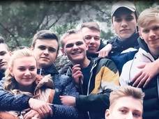 Друзья у могилы Влада Бахова: «Нам всем надо извиниться перед ним. Что не досмотрели, не уберегли»