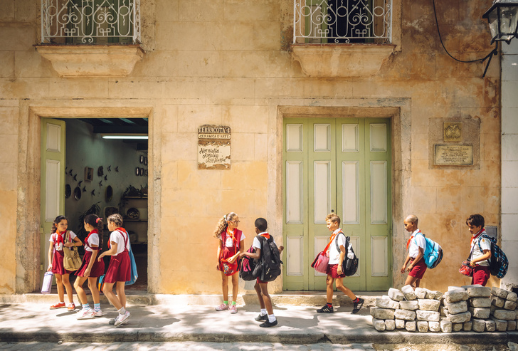 От шорт до халата: как выглядит школьная форма в разных странах