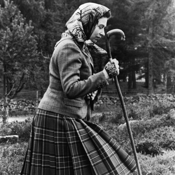 Королева на прогулке у замка Балморал, 1967. | Источник: Getty Images