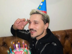 Билан встречает 40-летие в детском колпаке и с недетскими проблемами