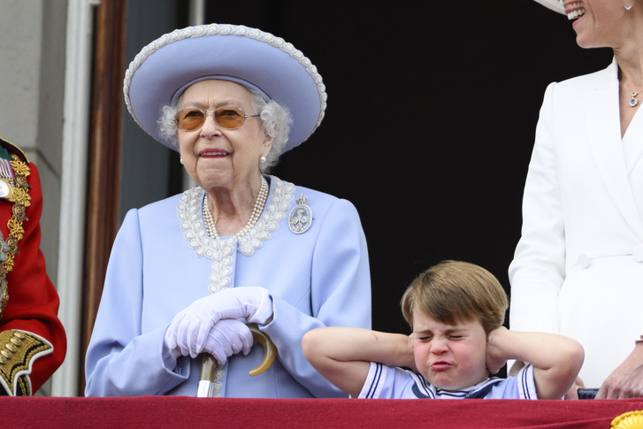 Бабушкин праздник: смешные фото принца Луи на балконе, которые обсуждают все