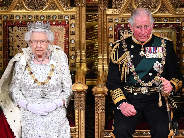 Королева Елизавета и принц Чарльз на церемонии открытия парламента, 2019 год