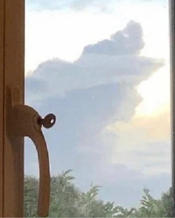 Англичане в социальных сетях поделились снимками облаков, напоминающих силуэт королевы