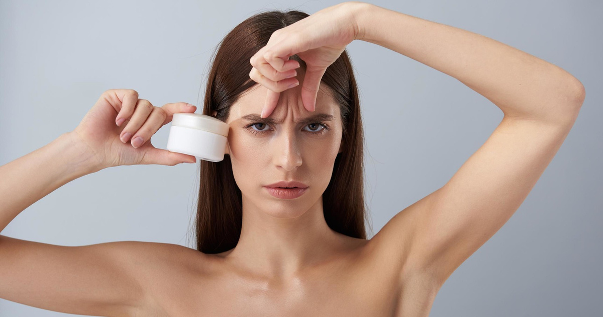 Гладкая кожа лица. Девушка руки перед собой. Морщины на лбу. Красивое лицо. Красивая девушка косметология.