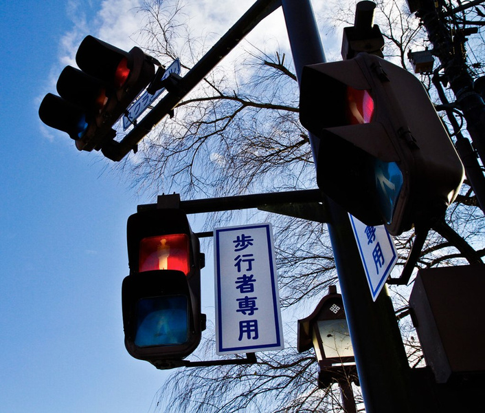 Почему японцы ходят на синий сигнал светофора