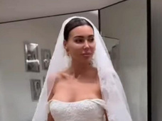 Оксана Самойлова покрасовалась в свадебном платье, в котором снова выйдет замуж за Джигана