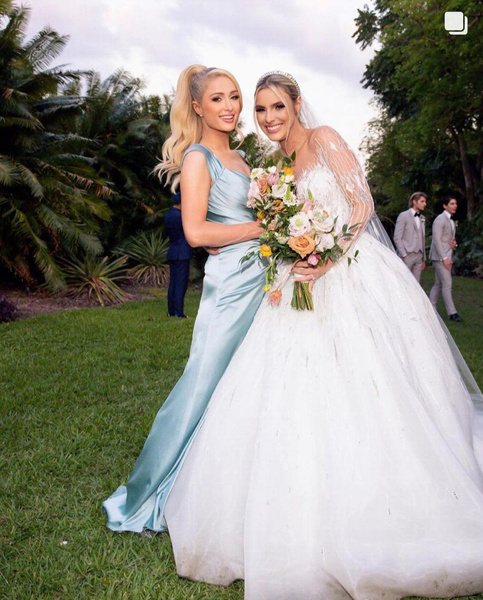 «Откровенно и неприлично»: супермодель Винни Харлоу пришла на свадьбу подруги в платье, которое ничего не прикрыло