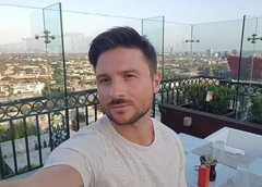 Лазарев скучает по покойному брату: «Как жаль, что не успел пожить. Знаю, ты приглядываешь за нами сверху»