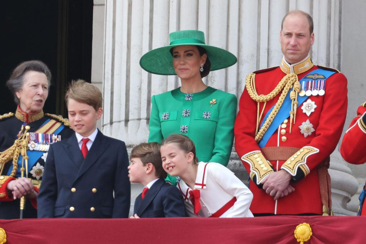 Любимые туфельки и платье «морячки»: принцесса Шарлотта на параде в честь дня рождения короля