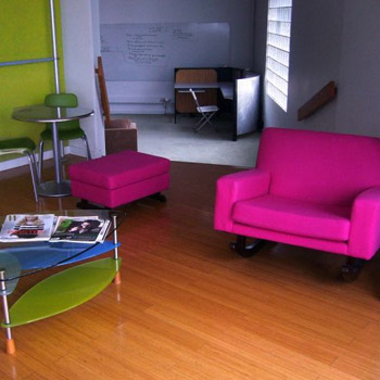 Яркие цвета мебели, ламинированный пол – обстановка почти как дома.