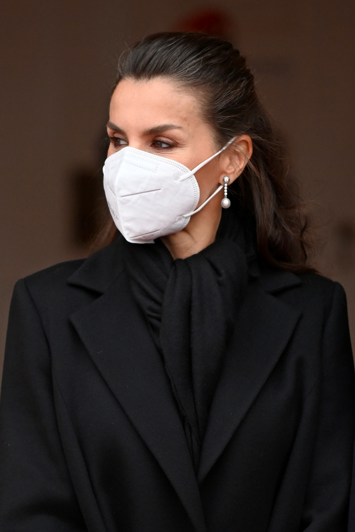 Королева Летиция в пальто-трапеции Carolina Herrera, которое моделирует фигуру по любым предпочтениям