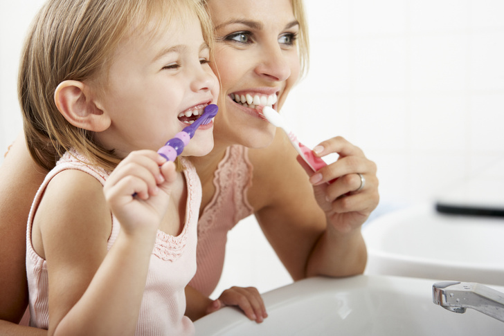 В каком возрасте приучать ребенка чистить зубы