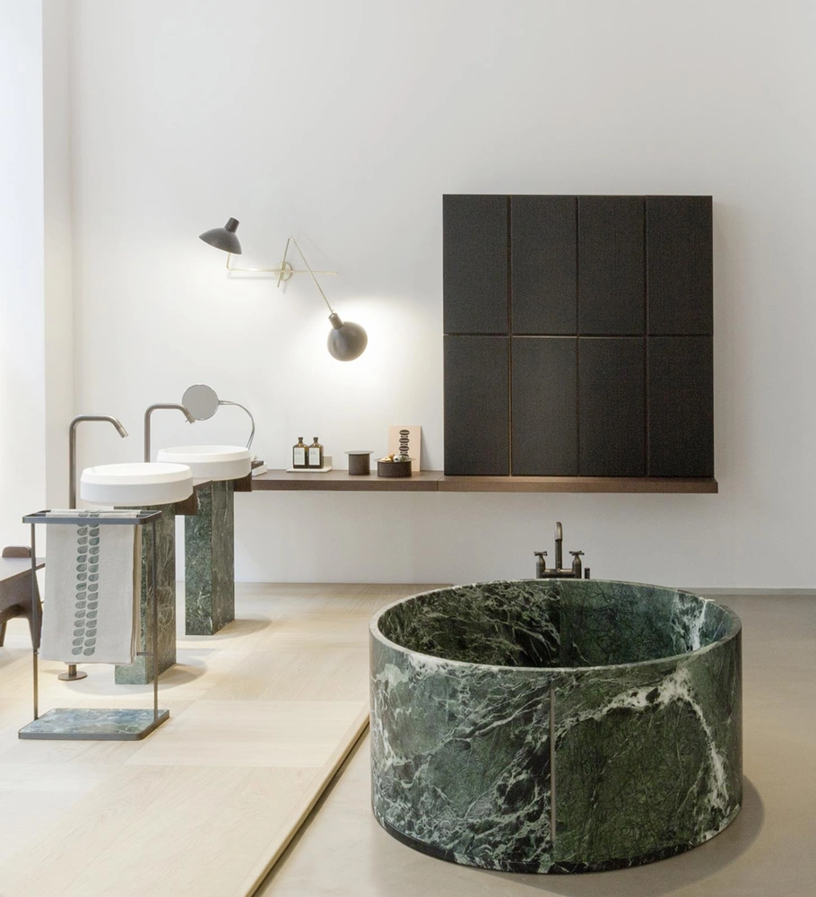 Лаконичный образ ванны In-Out от Agape разработан дизайн-студией Benedini Associati, модель подходит для размещения как внутри дома, так и в саду или на террасе. Круглая чаша собрана из нескольких тщательно обработанных кусков мрамора. Чтобы подчеркнуть высокие технологии, места соединений отмечены вставками из стального профиля, ставшего декоративным элементом. Ванна In-Out может быть сделана из белого каррарского мрамора или темного Nero Marquinia, другие виды мрамора и камня доступны под заказ. www.agapedesign.it, www.dushlux.ru | mcmaison.ru