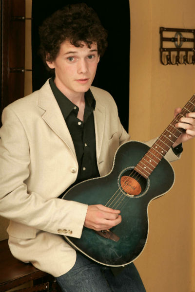 Антон Ельчин в детстве учился играть на гитаре