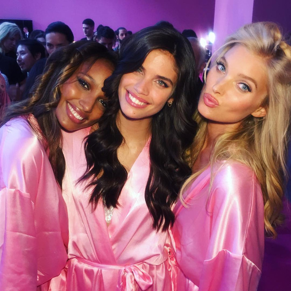 Самые горячие фото из гримерок «ангелов» Victoria`s Secret!