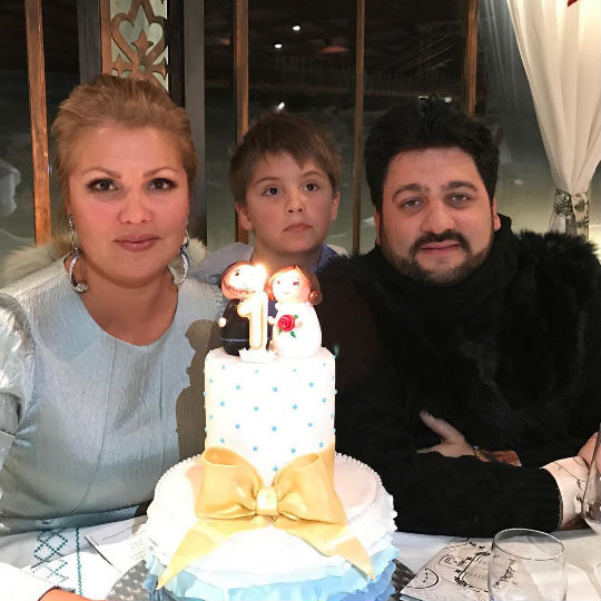 Светятся от счастья: Нетребко и Айвазов отметили ситцевую свадьбу
