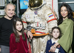 Михаил Турецкий посадил детей в космический корабль