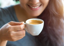 Утро долгожителя: 5 кофейных лайфхаков, которые сделают любимый напиток полезнее