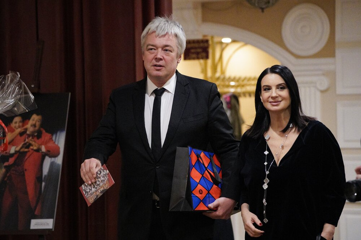 Стриженовы с подарками и мрачная Апексимова на юбилее Александра Калягина в московском театре