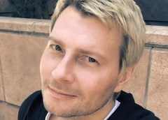 Николай Басков устроил жаркие танцы с фигуристой брюнеткой