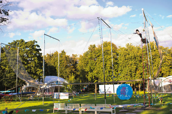 Школу открыли этой весной в «Лужниках» – здесь расположились 10-метровая цирковая трапеция, батут, полотна и кольца для воздушной гимнастики