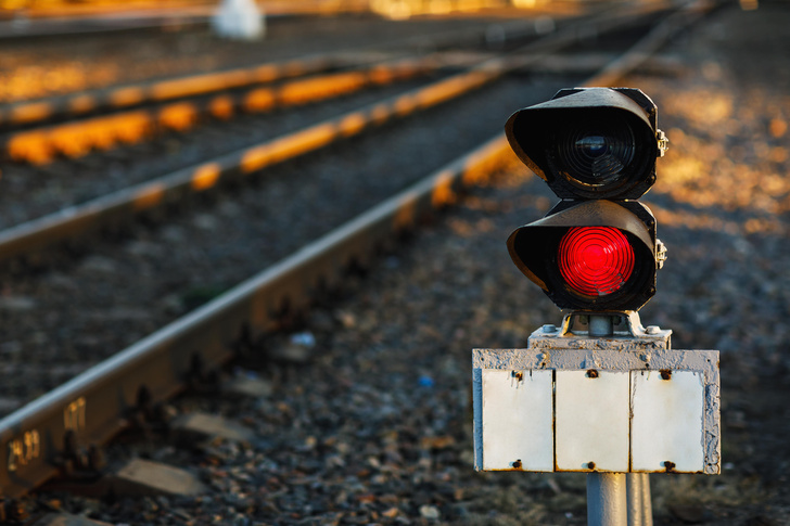 Почему на железнодорожных светофорах красный сигнал внизу?