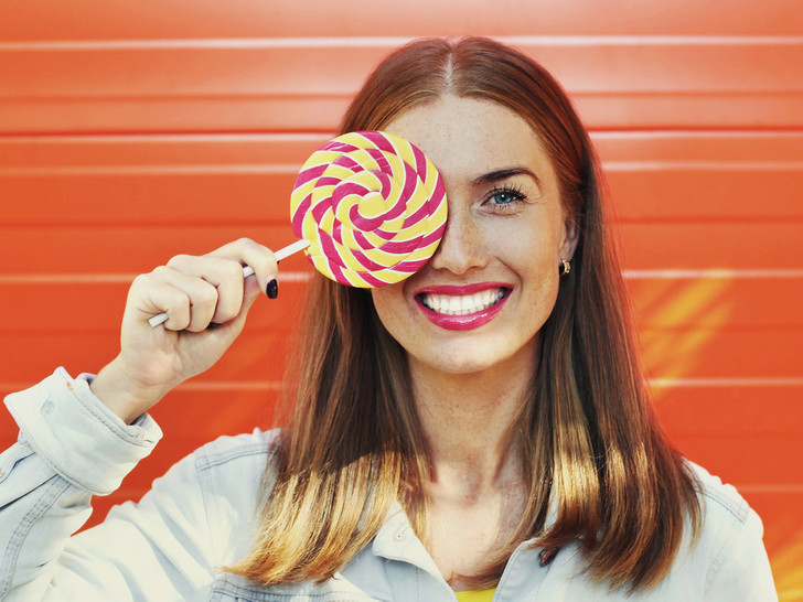 Ученые выяснили, что происходит с мозгом, когда мы едим сладости и фастфуд