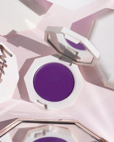 Треш-тренд: фиолетовые румяна — самый модный мейк 2022 года