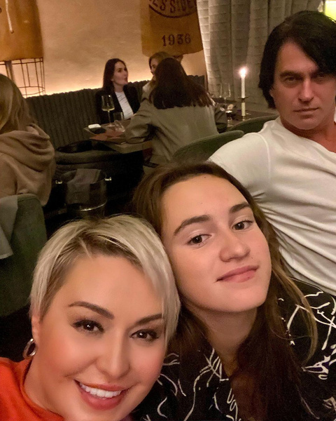 Катя Лель с дочерью и супругом