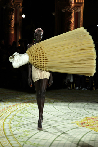Эстетика кринжкор: самые безумные тренды с Недели высокой моды в Париже