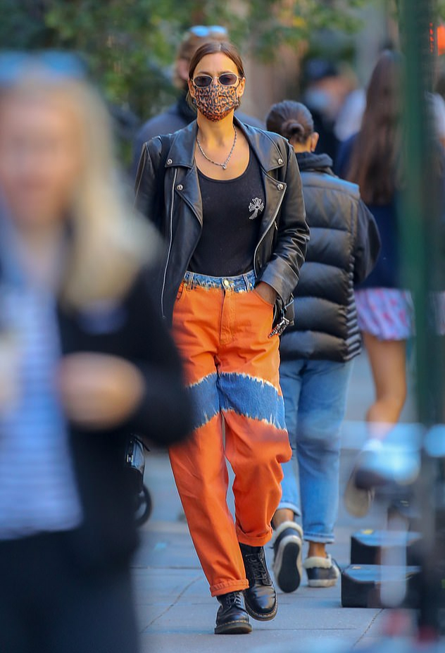 Оранжевый — хит сезона: Ирина Шейк показывает, как носить джинсы из цветного денима
