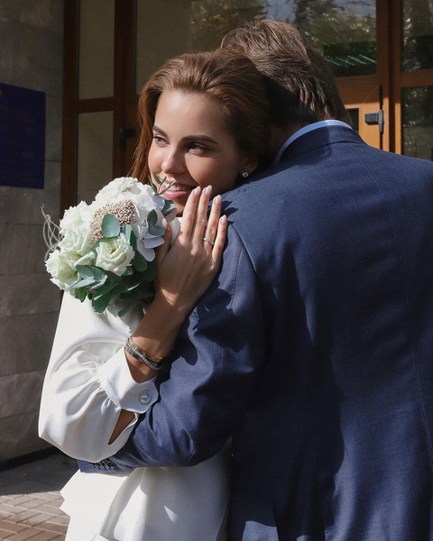 Дарья Клюкина вышла замуж в белом брючном костюме