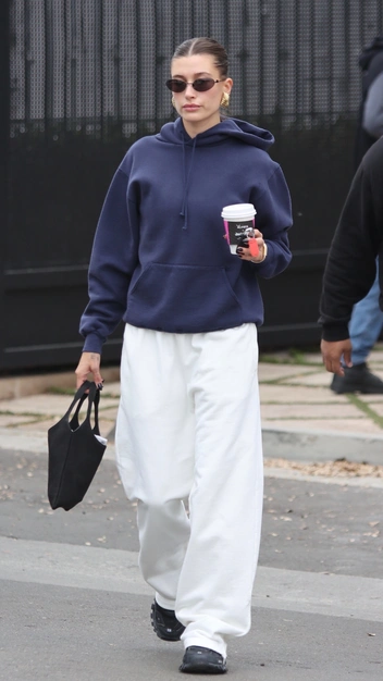 Хейли Бибер в стильном и комфортном аутфите на прогулке в Западном Голливуде | marieclaire.ru