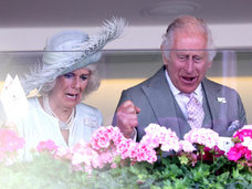 Шляпки в форме чашек, мемные лица Карла III и Камиллы. Как проходят королевские скачки Royal Ascot
