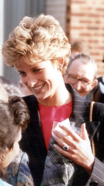 Обручальное кольцо принцессы Дианы выполнено из золота и украшено 14-ю бриллиантами, расположенными вокруг сапфира