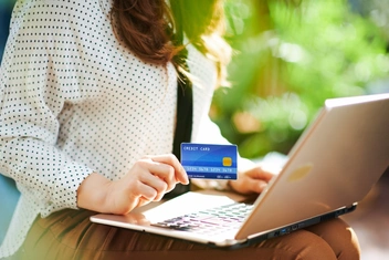 Почему мы (не) покупаем вещи в интернете: 4 типа шопоголиков по версии психолога