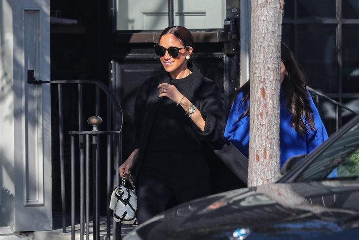 «Намного моднее Кейт»: похудевшая Меган Маркл в белых мюлях Valentino и с сумкой Chanel