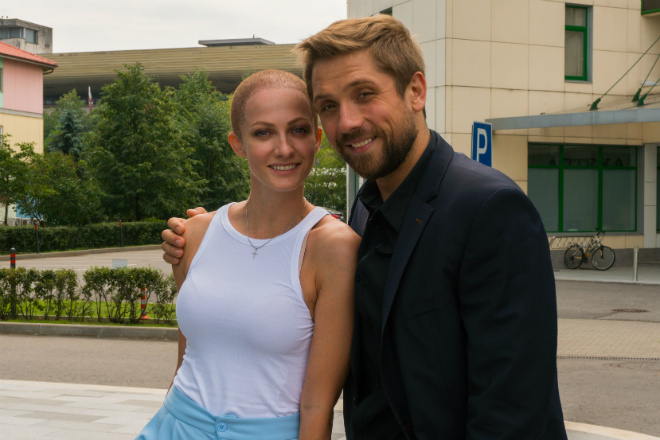Актриса Полина Максимова побрилась наголо для съемок в сериале «257 причин, чтобы жить»