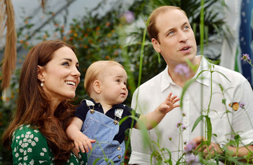 Принц Георг с мамой и папой на выставке бабочек