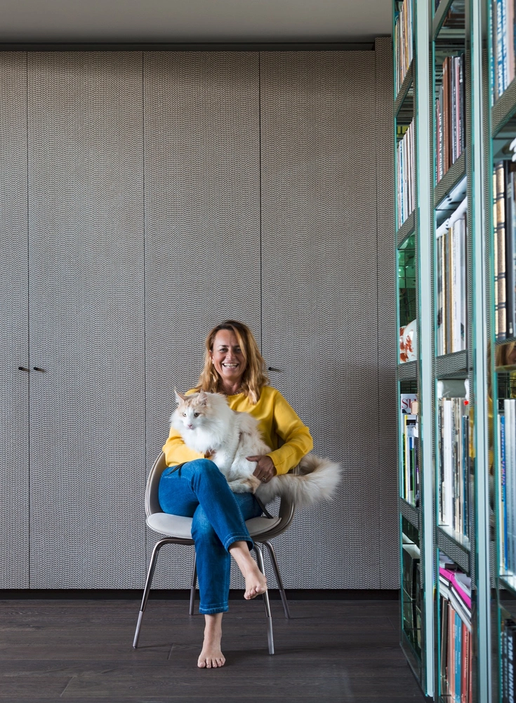 Хозяйка дома и креативный директор Visionnaire Элеонора Кавалли с котом Бильбо. | Источник: Макс Дзамбелли (Max Zambelli)
