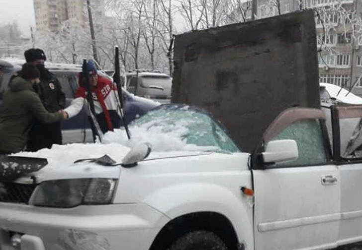 Во Владивостоке на машину упала бетонная плита, и эпичность этого видео может затмить только хладнокровие водителя