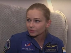 «Голова очень тяжелая, все кружится»: Юлия Пересильд не может прийти в себя после полета в космос