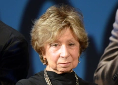 Медленно дошла до гроба и погладила Инну Чурикову: Лия Ахеджакова выглядела потерянной на отпевании