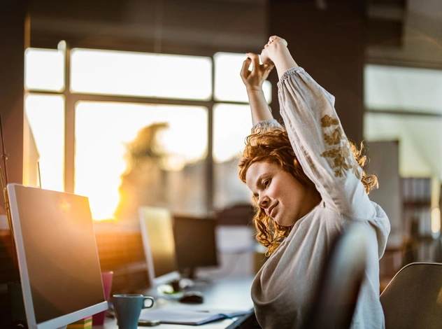 Для самых занятых: разминка, которую можно делать, не вставая со стула (почти)