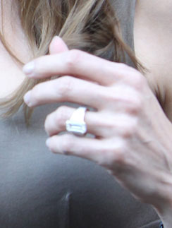Кольцо Анджелины Джоли стоит 7,5 млн рублей