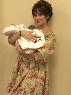 Елена Бушина с новорожденной дочкой